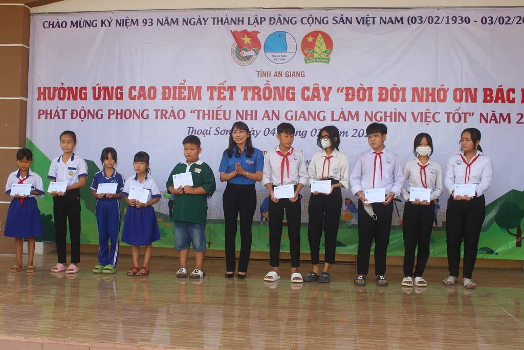 Hưởng ứng cao điểm Tết trồng cây và phát động phong trào “Thiếu nhi An Giang làm nghìn việc tốt”