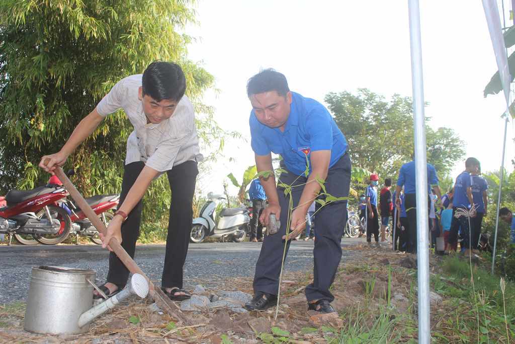Hưởng ứng cao điểm Tết trồng cây và phát động phong trào “Thiếu nhi An Giang làm nghìn việc tốt”