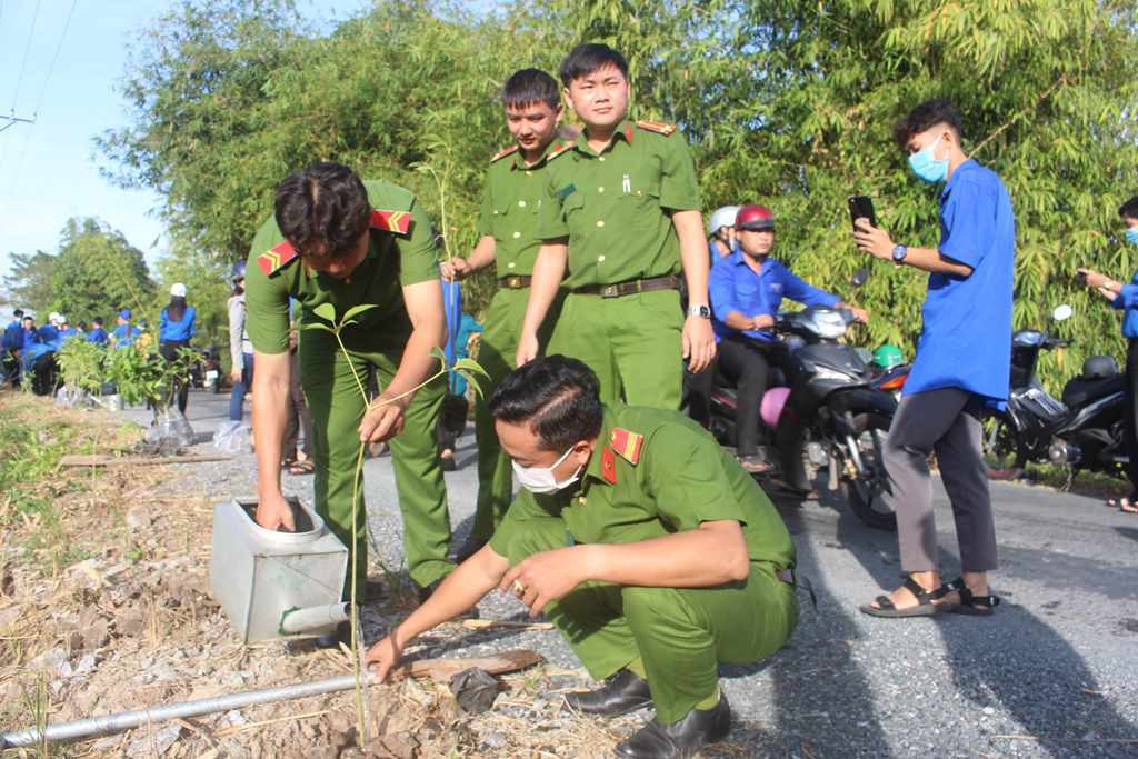 Hưởng ứng cao điểm Tết trồng cây và phát động phong trào “Thiếu nhi An Giang làm nghìn việc tốt”