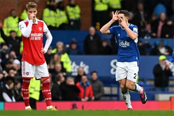 Premier League: M.U lại lên top 3, Arsenal và Liverpool bại trận