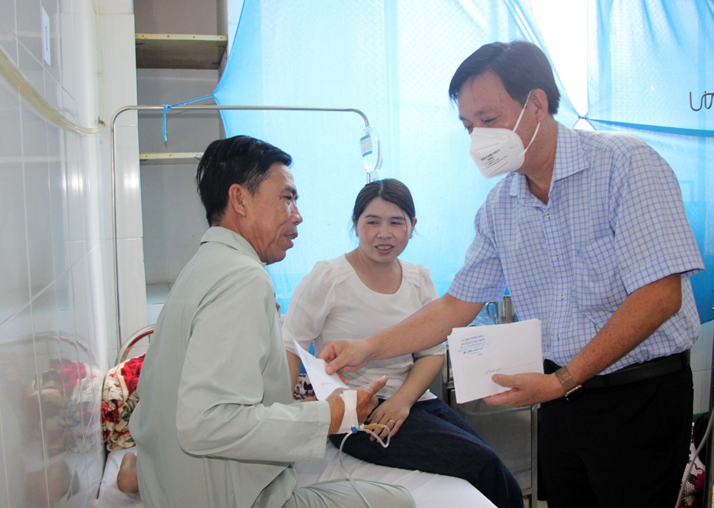 Giám đốc Sở Y tế An Giang Trần Quang Hiền thăm bệnh nhân bị ngộ độc đang điều trị tại Bệnh viện Đa khoa Trung tâm An Giang
