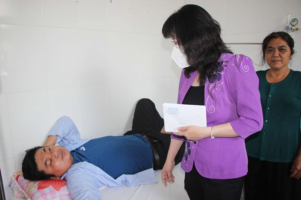 Giám đốc Sở Y tế An Giang Trần Quang Hiền thăm bệnh nhân bị ngộ độc đang điều trị tại Bệnh viện Đa khoa Trung tâm An Giang