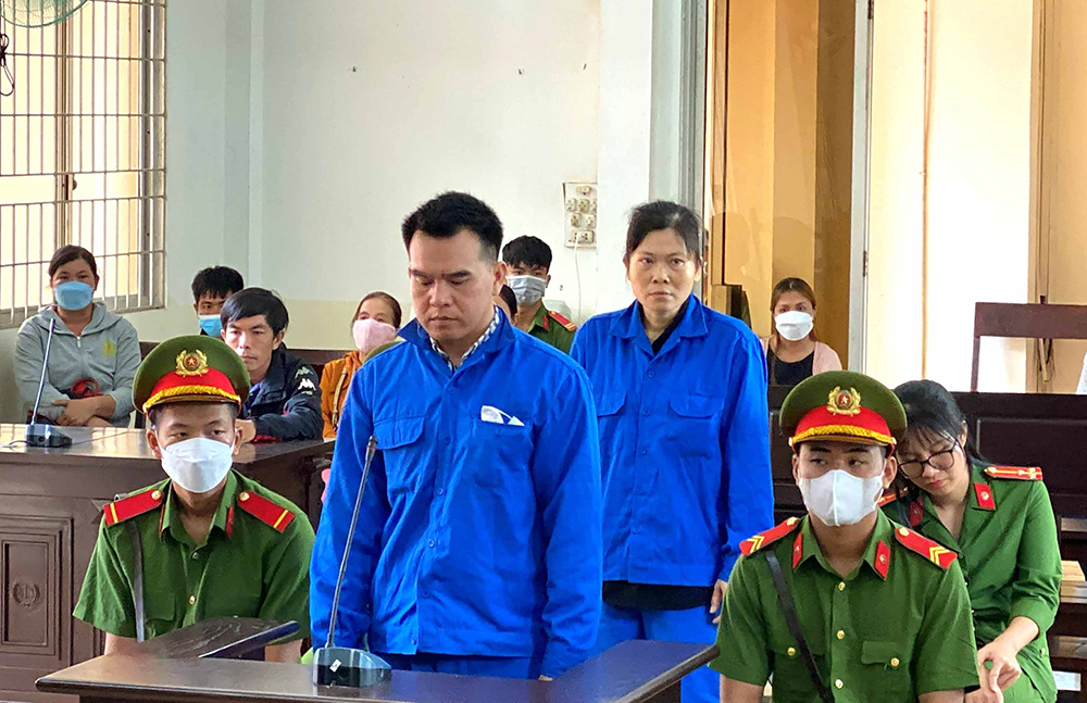 Lừa tiền “chạy án”