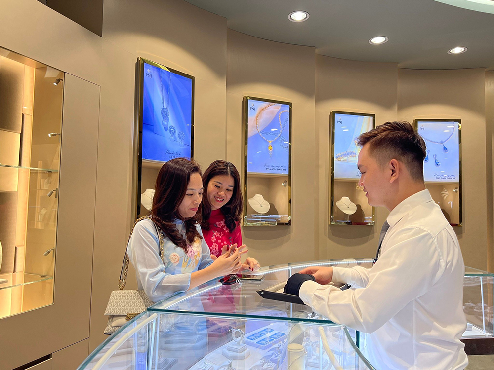 Thị trường trang sức sôi động trước Valentine