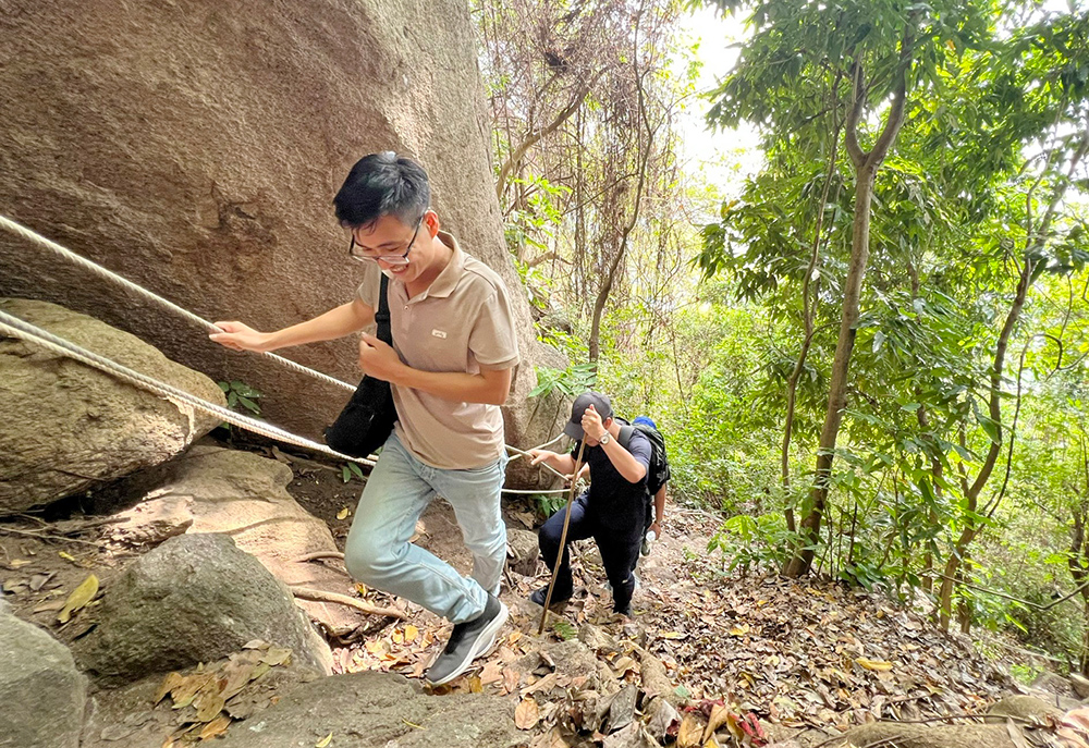 Tổ chức Chương trình trekking núi Cấm với chủ đề “Năng lượng đầu Xuân”