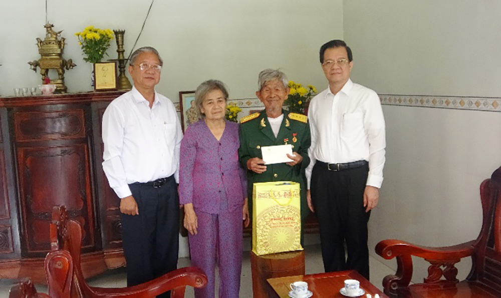 Bí thư Tỉnh ủy An Giang Lê Hồng Quang thăm anh hùng Hai Cư