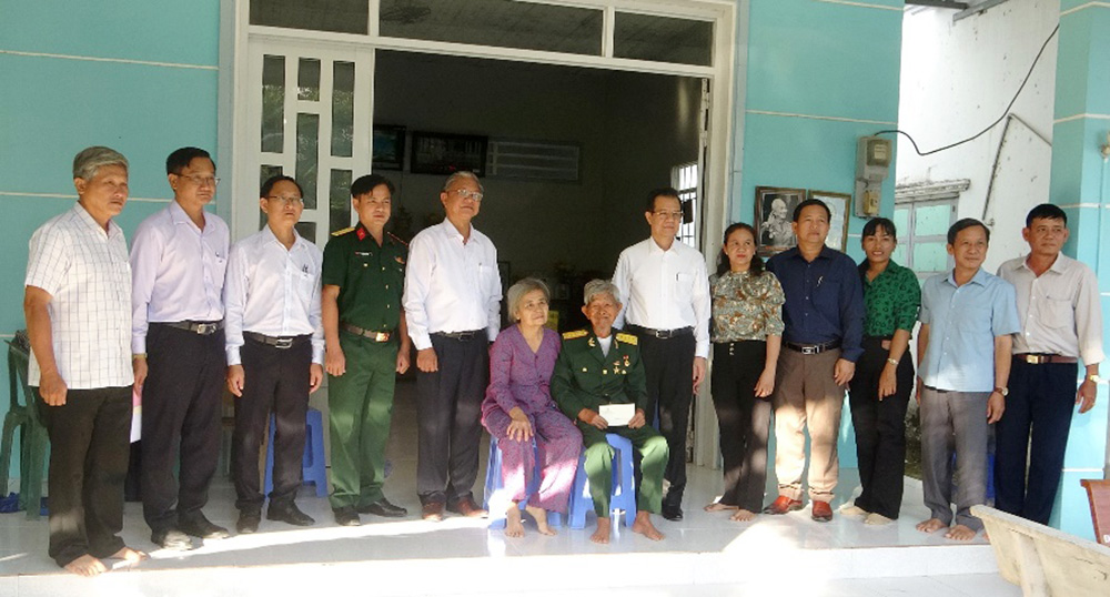 Bí thư Tỉnh ủy An Giang Lê Hồng Quang thăm anh hùng Hai Cư