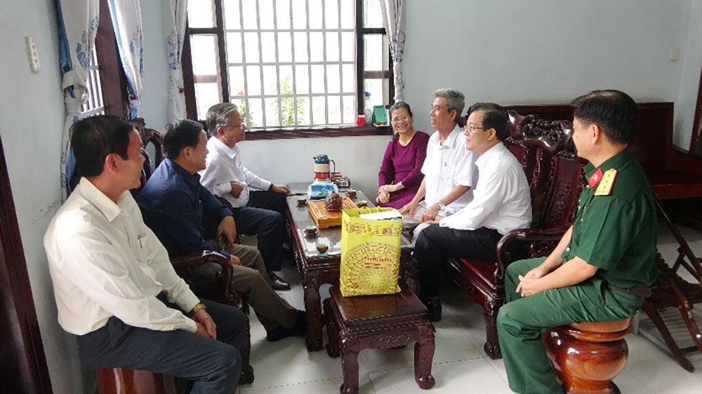 Bí thư Tỉnh ủy An Giang Lê Hồng Quang thăm anh hùng Hai Cư