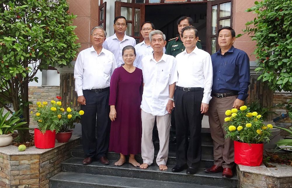 Bí thư Tỉnh ủy An Giang Lê Hồng Quang thăm anh hùng Hai Cư