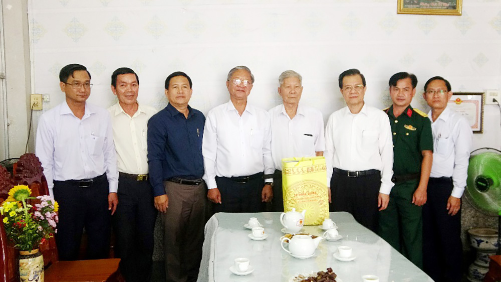 Bí thư Tỉnh ủy An Giang Lê Hồng Quang thăm anh hùng Hai Cư