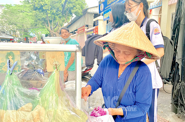 Kiên Giang: Cụ bà gần 30 năm gắn bó với gánh xôi