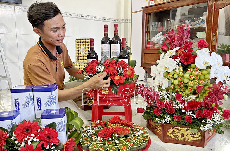 Kiên Giang: Chàng trai 9x khởi nghiệp từ nghề kết mâm quả