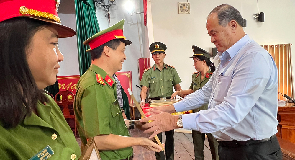 UBND tỉnh An Giang thưởng đột xuất các tập thể, cá nhân truy bắt vụ vận chuyển 18,6kg ma túy