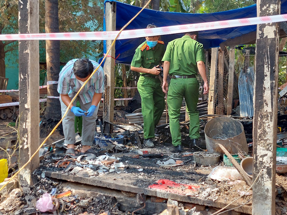 Hỗ trợ, động viên gia đình nạn nhân vụ cháy ở thị trấn An Phú