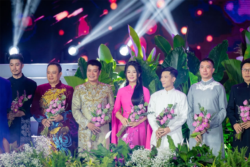 Các nhà thiết kế "dệt" văn hoá truyền thống lên áo dài Việt Nam