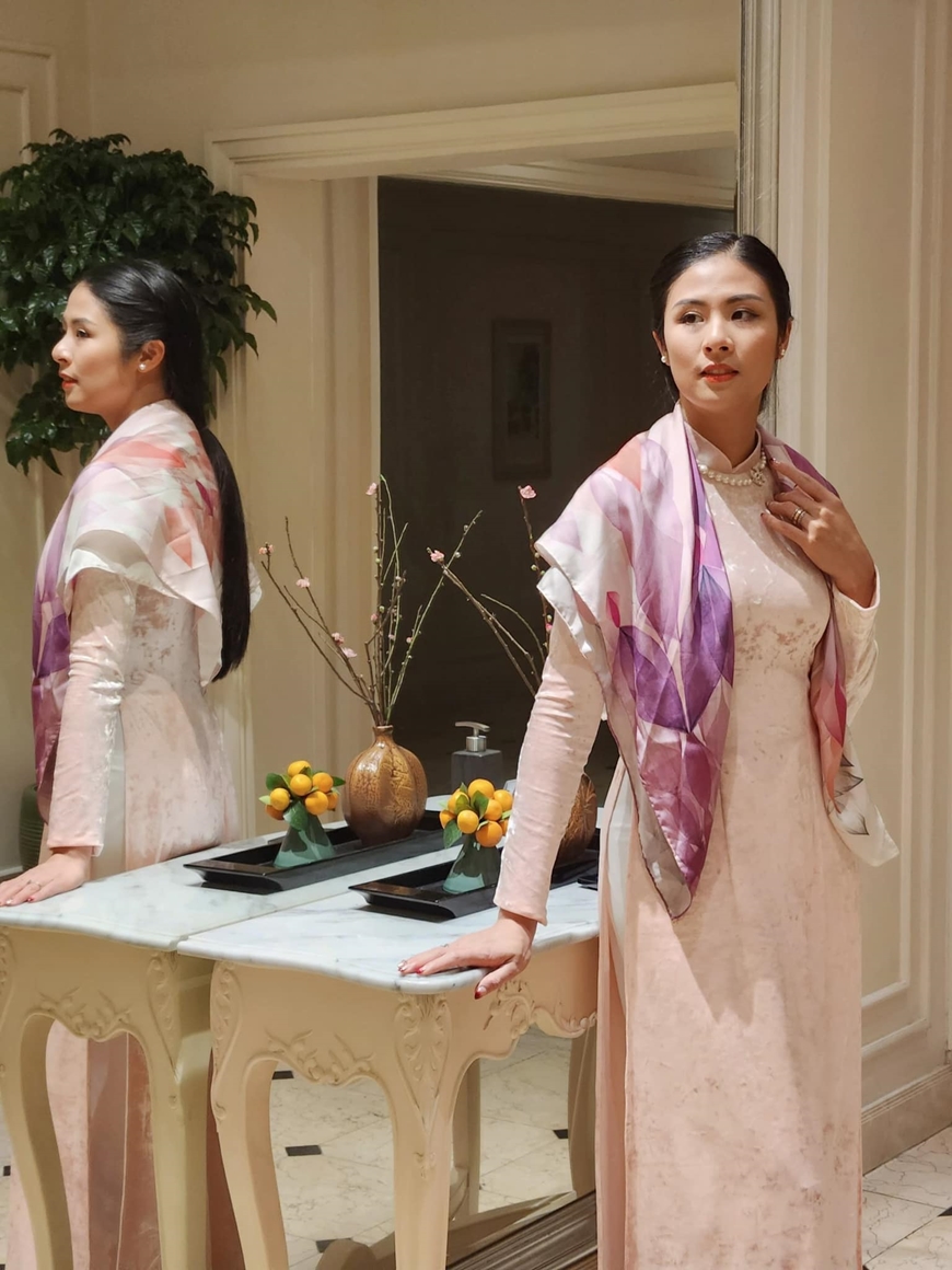 Các nhà thiết kế "dệt" văn hoá truyền thống lên áo dài Việt Nam