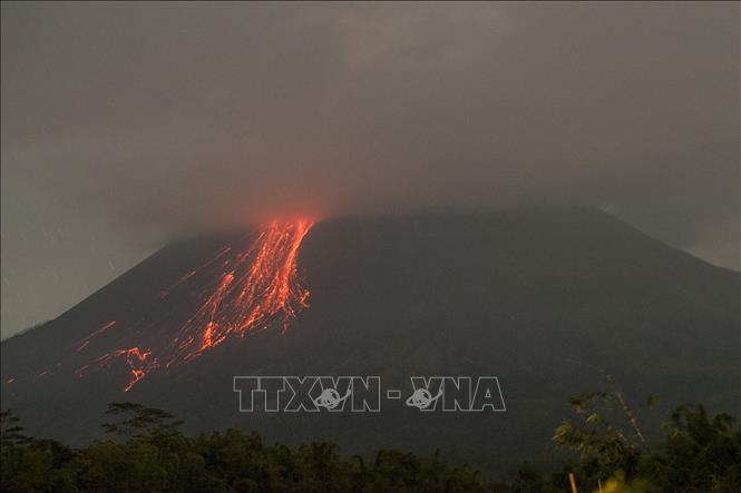 Indonesia: Núi lửa Merapi 'thức giấc', cột tro bụi cao tới 7 km