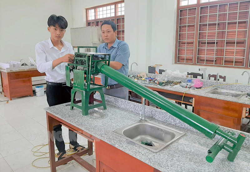 Bến Tre: Em Lữ Trường An chủ nhân của máy chuốt cọng dừa