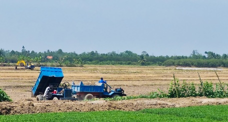 Khai thác đất mặt ruộng: Hệ lụy lâu dài