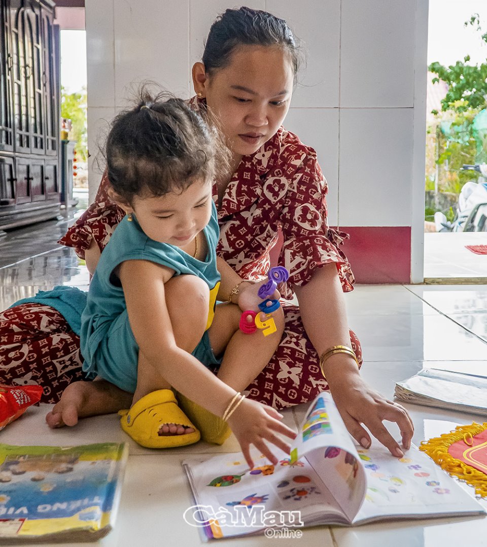 Cà Mau: Bé gái hơn 2 tuổi đã biết đọc chữ