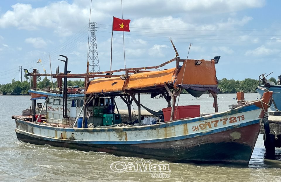 Cà Mau: Một tàu cá che giấu 10 thiết bị giám sát hành trình