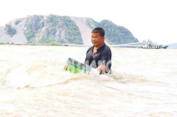 Ông mù hơn 20 năm lặn biển mưu sinh