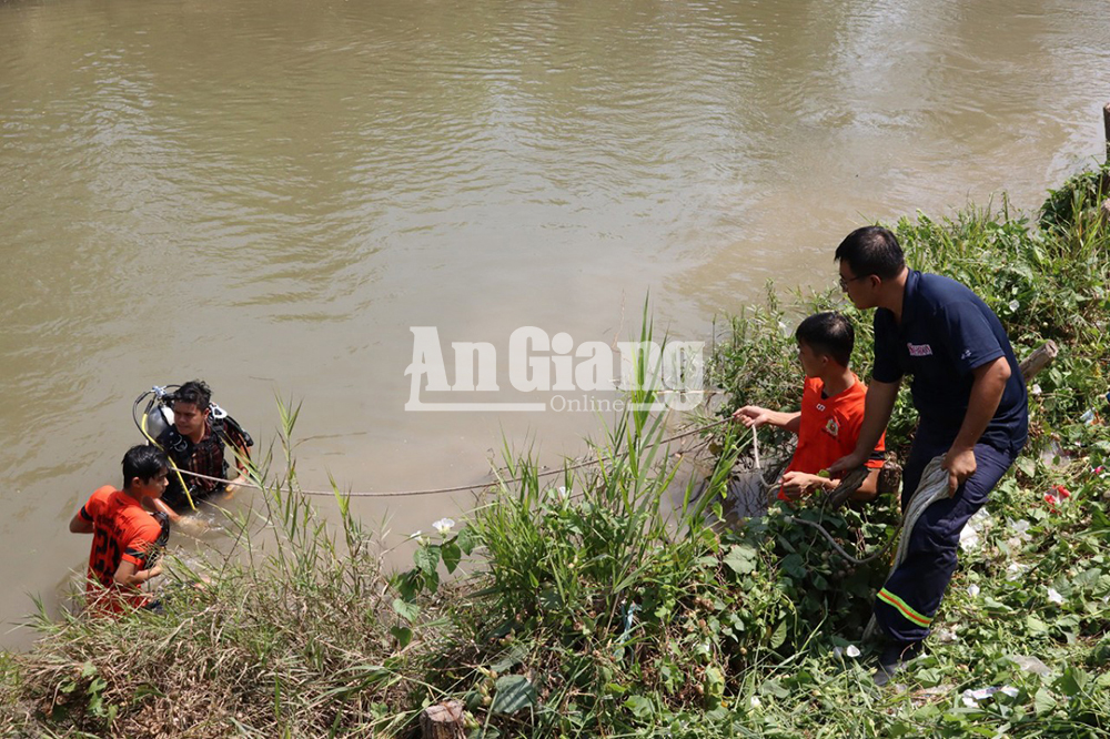An Giang: Bắt “nóng” 2 anh em ruột chém chết người