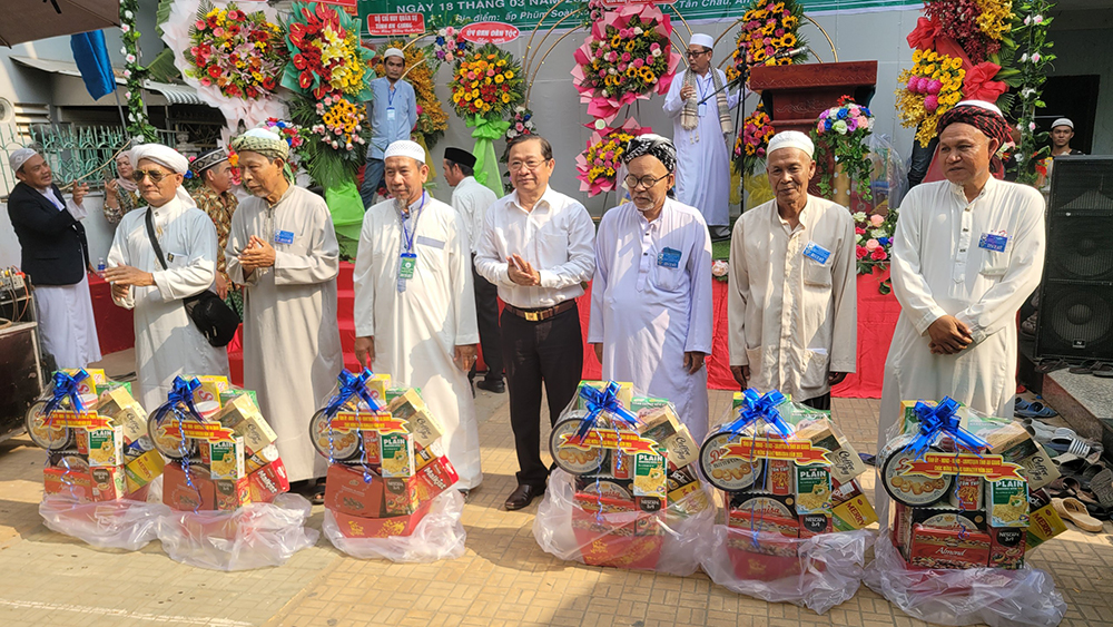 Thăm, chúc mừng tháng Ramadal đồng bào dân tộc Chăm