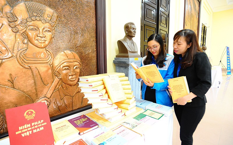 Khơi sức trẻ trong cuộc chiến chống tham nhũng, tiêu cực
