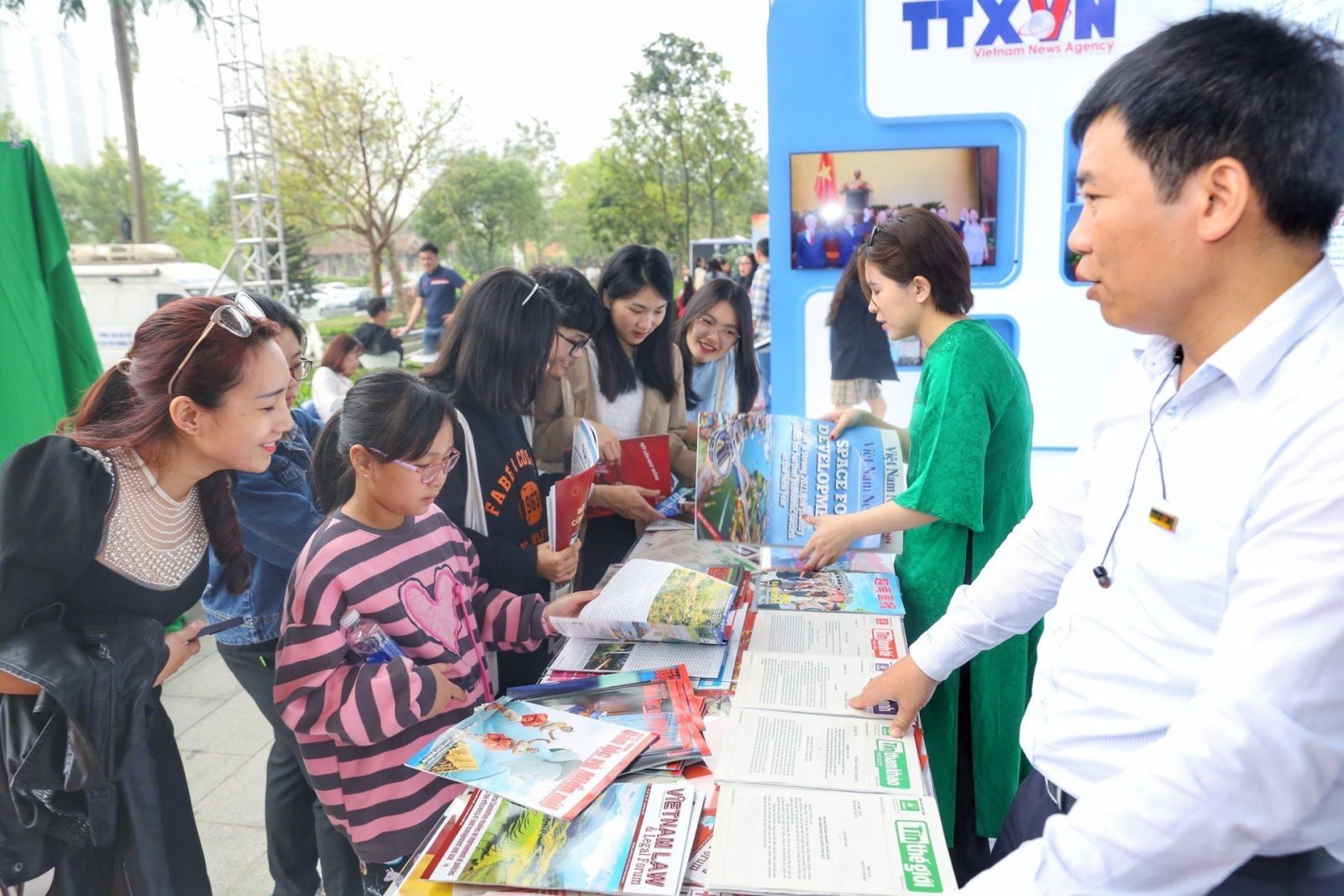 Đẩy nhanh phục hồi, tăng tốc phát triển du lịch; cảnh báo lừa đảo ‘con đang cấp cứu’