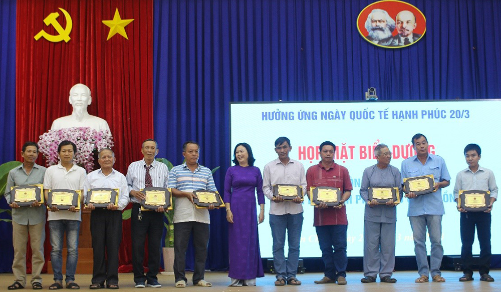 UBND TX. Tân Châu họp mặt biểu dương các tấm lòng thiện nguyện