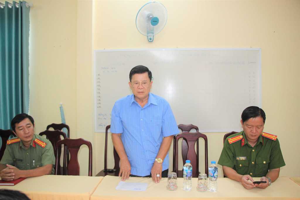 Ông Trần Đông Xuân trao 30 triệu đồng hỗ trợ Công an phường Mỹ Phước và thiếu tá công an bị chém khi đang làm nhiệm vụ
