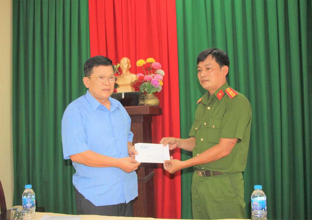 Ông Trần Đông Xuân trao 30 triệu đồng hỗ trợ Công an phường Mỹ Phước và thiếu tá công an bị chém khi đang làm nhiệm vụ