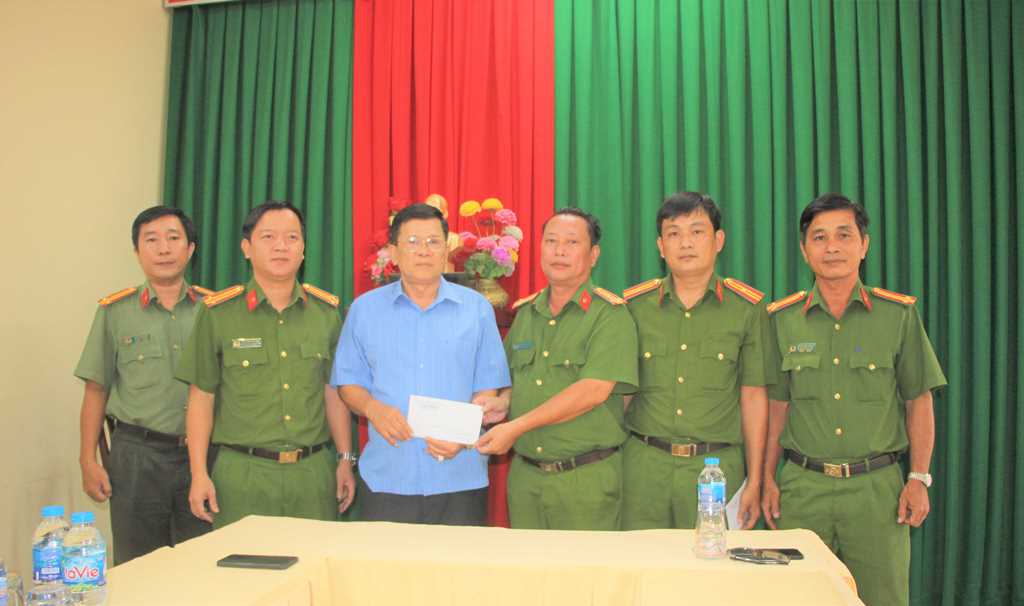 Ông Trần Đông Xuân trao 30 triệu đồng hỗ trợ Công an phường Mỹ Phước và thiếu tá công an bị chém khi đang làm nhiệm vụ