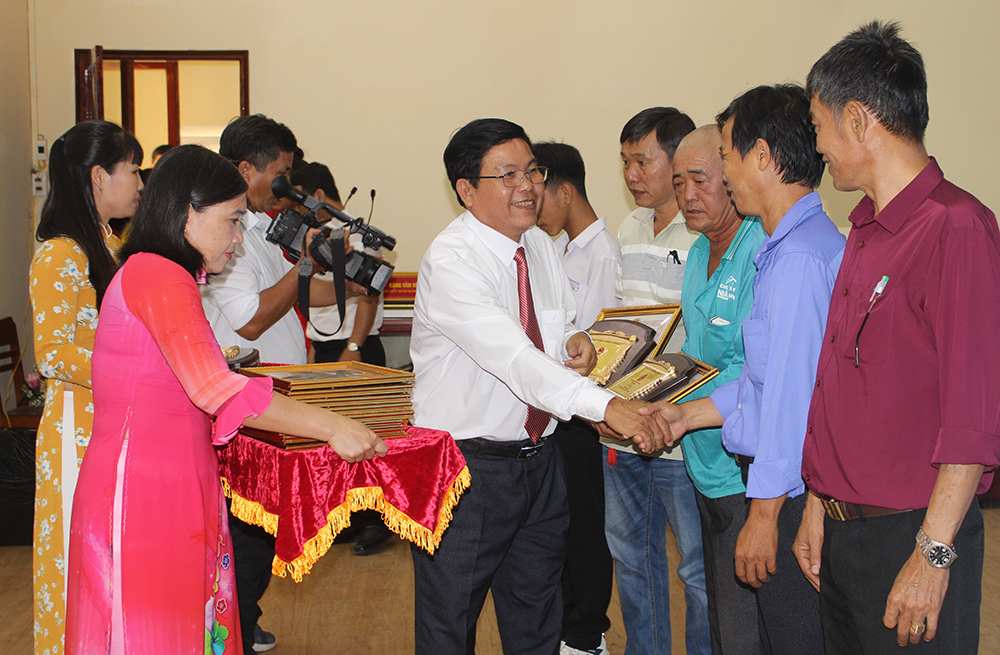 UBND TX. Tân Châu họp mặt biểu dương các tấm lòng thiện nguyện