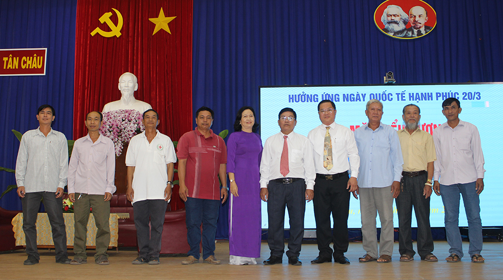 UBND TX. Tân Châu họp mặt biểu dương các tấm lòng thiện nguyện
