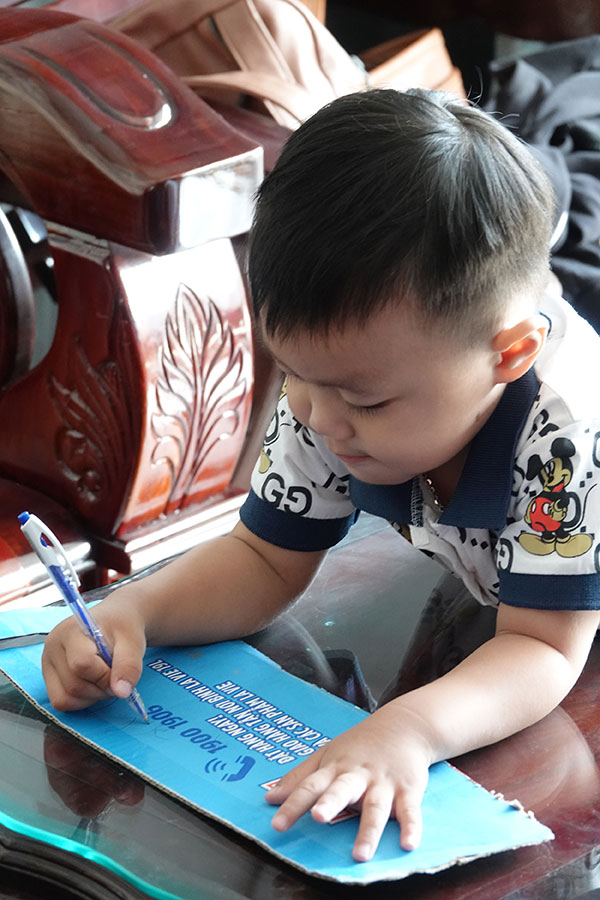 Cậu bé “thần đồng”: vừa biết nói đã biết đọc 3 thứ tiếng