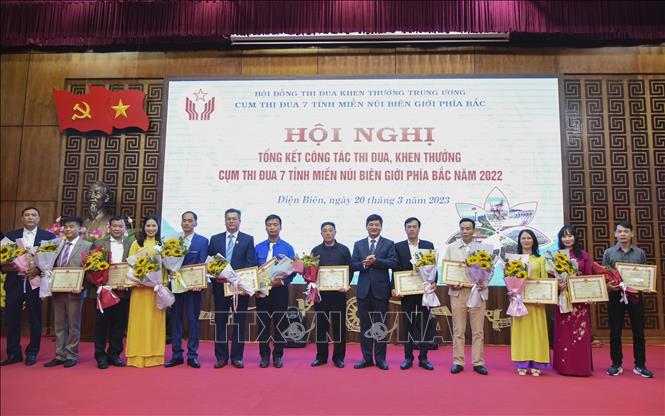 Chú trọng khen thưởng lao động trực tiếp, các tập thể ở vùng sâu, vùng biên giới