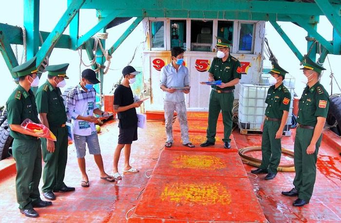 Cà Mau: Bắt tàu chở gần 50.000 lít dầu không rõ nguồn gốc