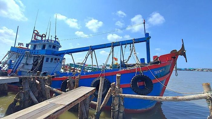 Cà Mau: Bắt tàu chở gần 50.000 lít dầu không rõ nguồn gốc