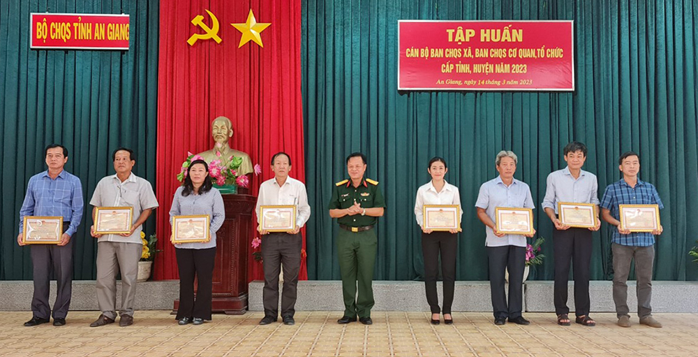 Bế giảng lớp tập huấn chính trị viên, chính trị viên phó tỉnh An Giang
