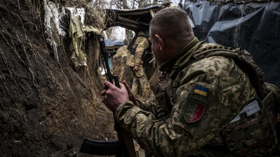 Tổng thống Ukraine thăm tiền tuyến Bakhmut giữa chiến sự ác liệt
