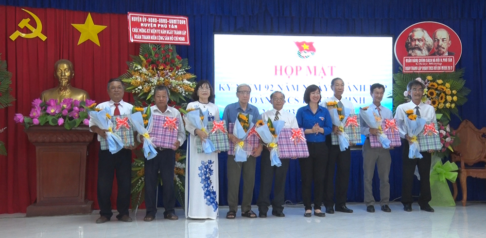 Huyện đoàn Phú Tân họp mặt kỷ niệm 92 năm Ngày Thành lập Đoàn TNCS Hồ Chí Minh