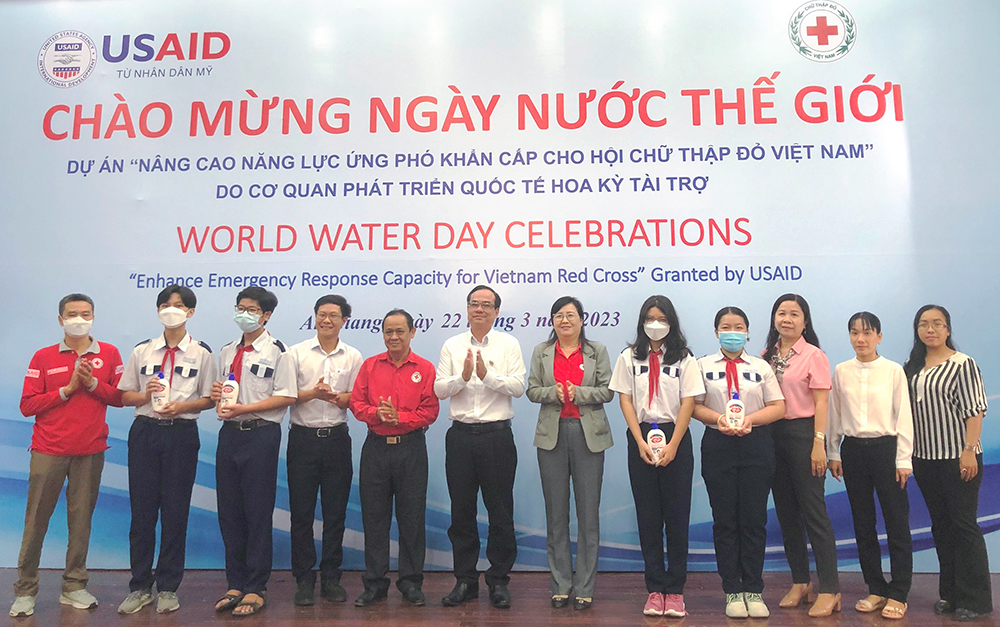 Hội Chữ thập đỏ tỉnh An Giang tặng 400 bình lọc nước cho 2 trường học
