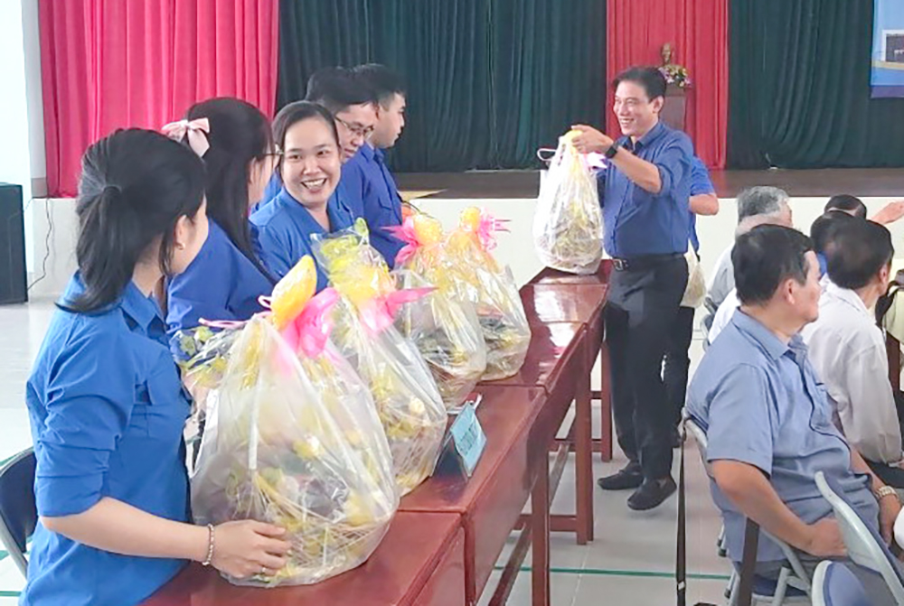 Huyện đoàn Chợ Mới tổ chức họp mặt cán bộ Đoàn qua các thời kỳ