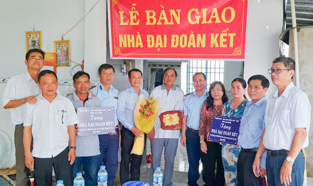 UBMTTQVN tỉnh An Giang trao 4 căn nhà Đại đoàn kết cho hộ nghèo huyện Phú Tân