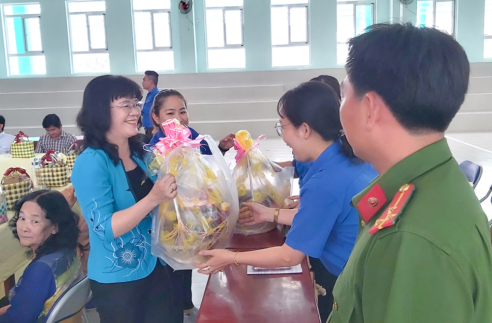 Huyện đoàn Chợ Mới tổ chức họp mặt cán bộ Đoàn qua các thời kỳ
