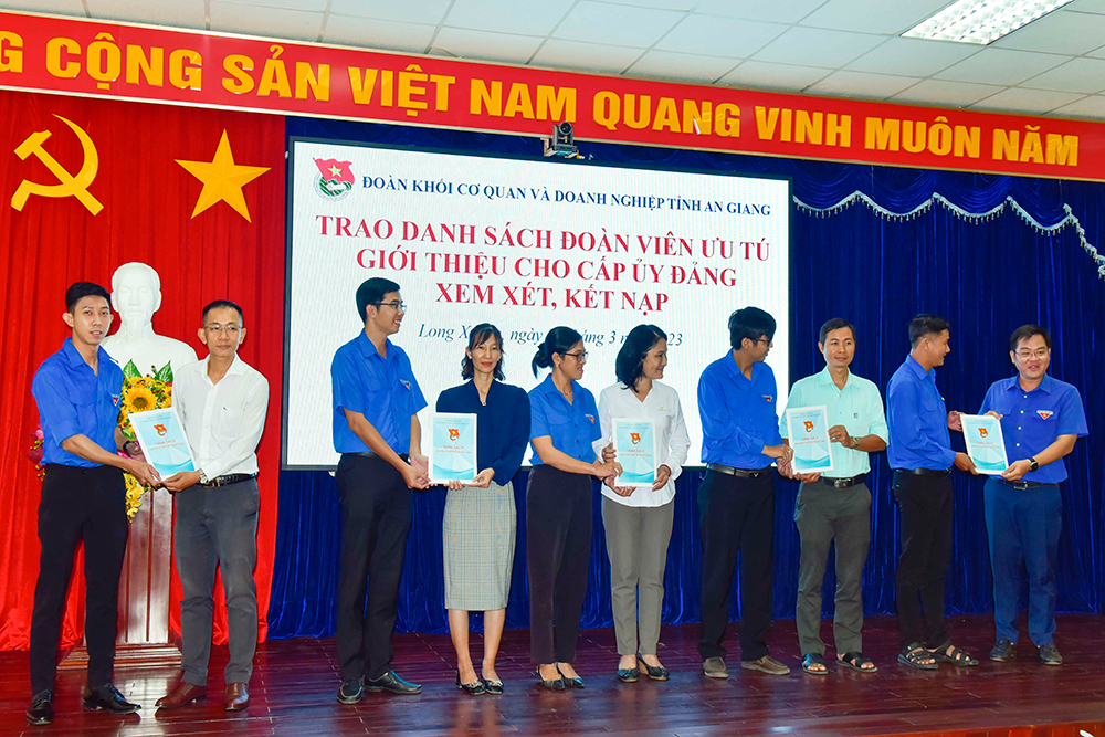 Đoàn Khối Cơ quan và Doanh nghiệp tỉnh An Giang họp mặt truyền thống kỷ niệm 92 năm Ngày Thành lập Đoàn TNCS Hồ Chí Minh