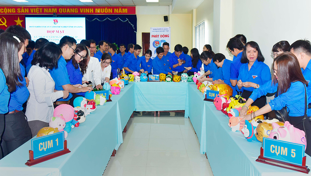 Đoàn Khối Cơ quan và Doanh nghiệp tỉnh An Giang họp mặt truyền thống kỷ niệm 92 năm Ngày Thành lập Đoàn TNCS Hồ Chí Minh