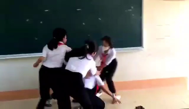 Vĩnh Long: Thông tin thêm về nhóm học sinh lớp 6 dùng nón bảo hiểm đánh bạn ngay tại lớp